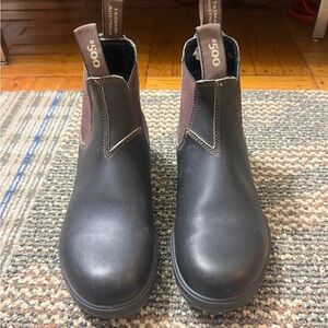 brown blundstones; unisex; 6 mens/8 womens